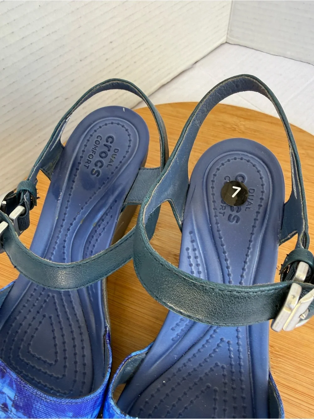 Crocs Women Leigh II Sandal Sz 7 Blue Tie Dye Ankle Strap Wedge Coastal Cushion